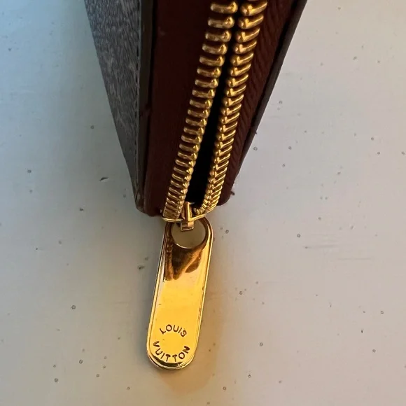 Louis Vuitton | Zippy Wallet w/ Brown Interior | Good to Great Condition - Picture 2 of 14